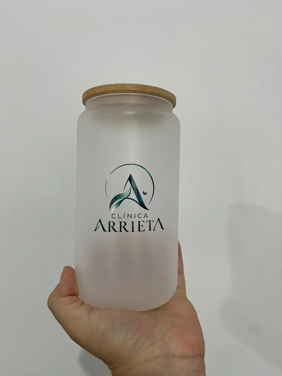 Tomatodo de vidrio con tapa de bambú para Clínica Arrieta — NH Creativo