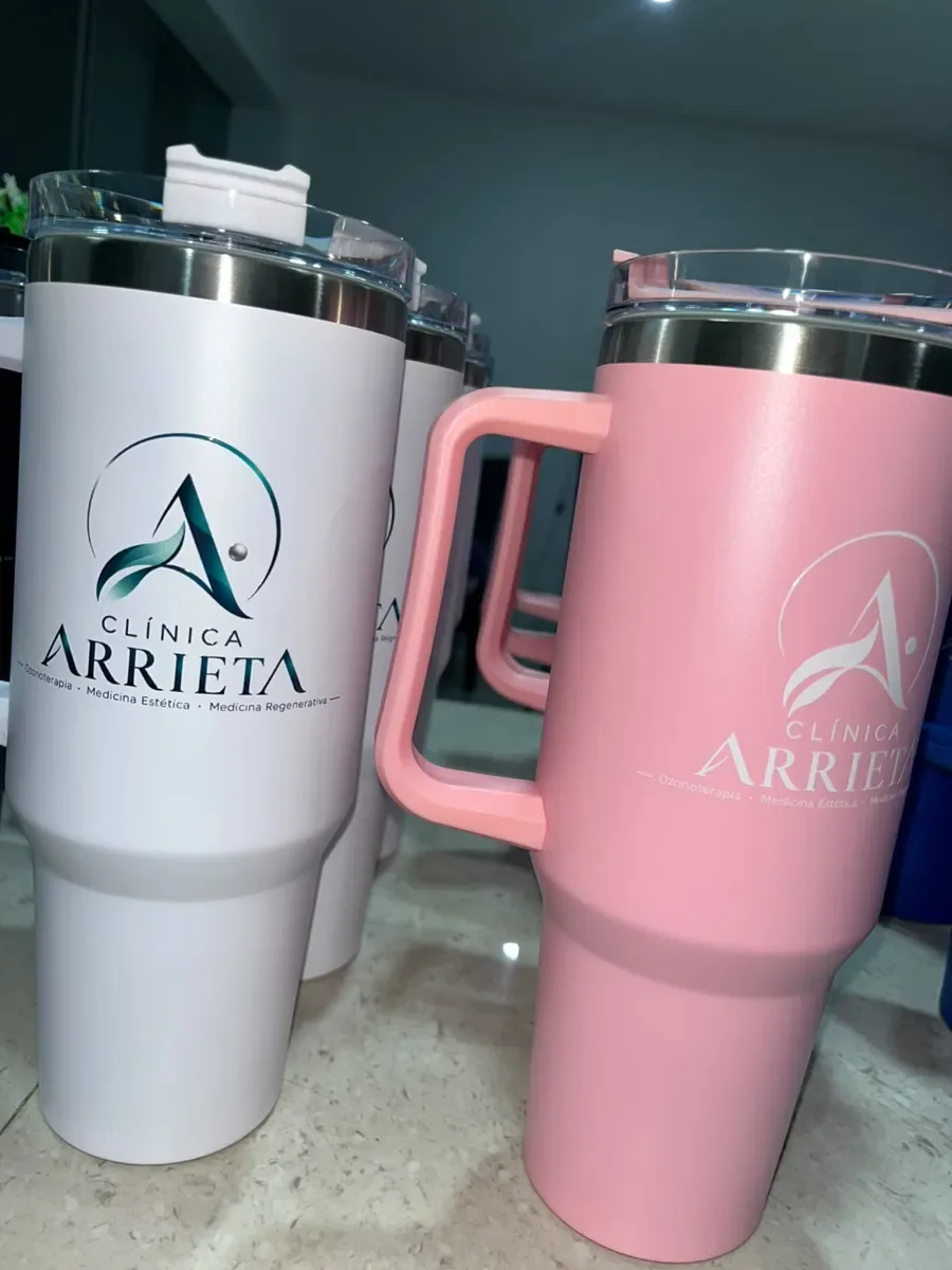 Vasos térmicos 40 oz con logo para Clínica Arrieta — NH Creativo
